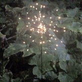 Solarbetriebene 90 LED Warmweiß Outdoor Feuerwerk Stake Lampe Landschaft Rasen Nachtlicht
