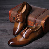 Zapatos Oxford de negocios con punta puntiaguda de cuero tallado con especias para hombre