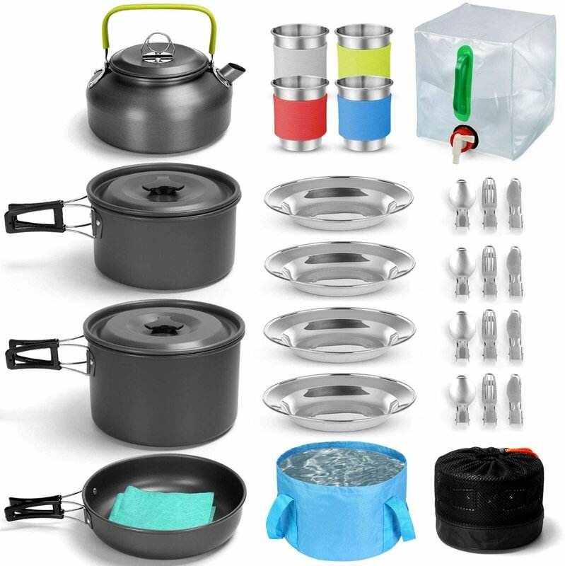 33-предметный набор посуды для кемпинга с кастрюлями, сковородками, чайником, чашками, тарелками, вилками, ножами и ложками для использования на открытом воздухе.