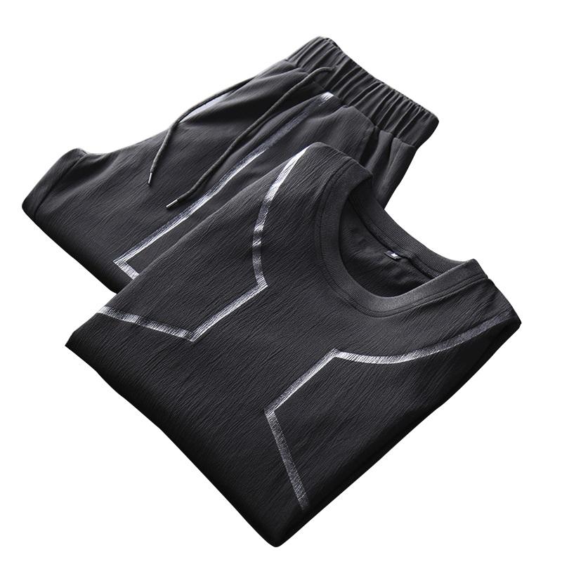 Conjunto esportivo de duas peças para homens, composto por calças macias e uma camiseta de manga curta de secagem rápida, adequado para fitness e lazer ativo.